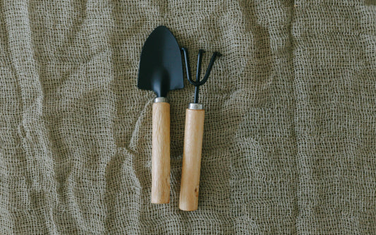 Gardening hand trowel